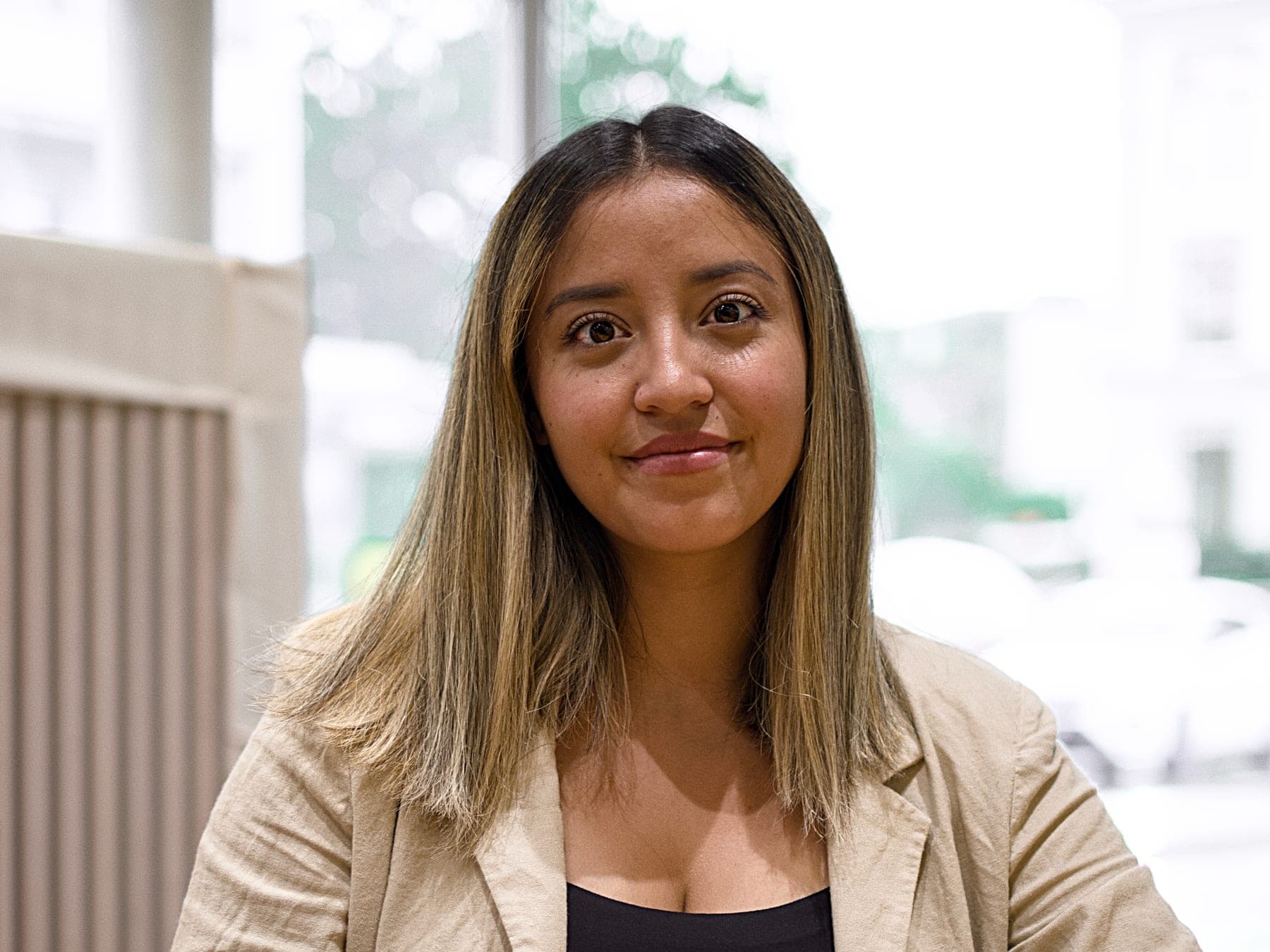 Naomi Nicoliello, Augenoptikerin EFZ, berät bei Brugge Optik in Adliswil