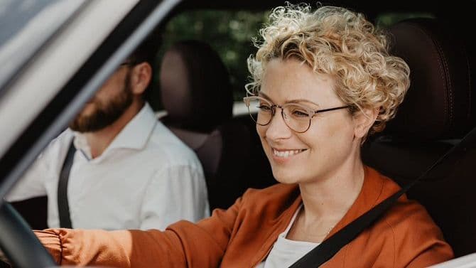 Autofahrerin mit Brille am Steuer
