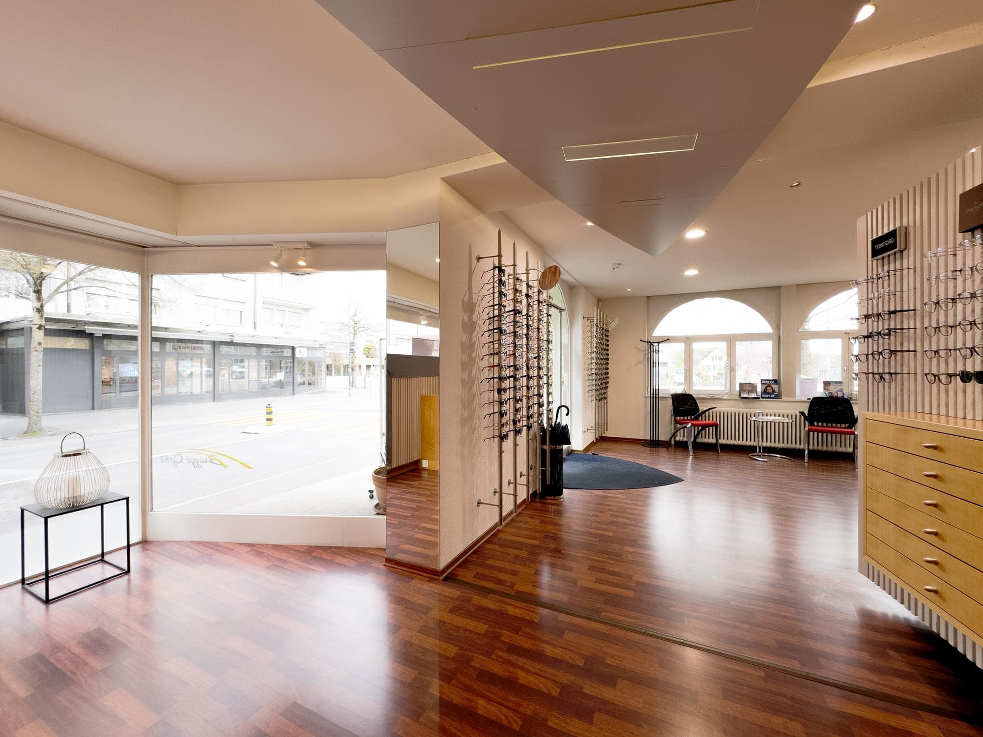 Eingangsbereich von Brugge Optik an der Albisstrasse 1 in Adliswil, Zürich