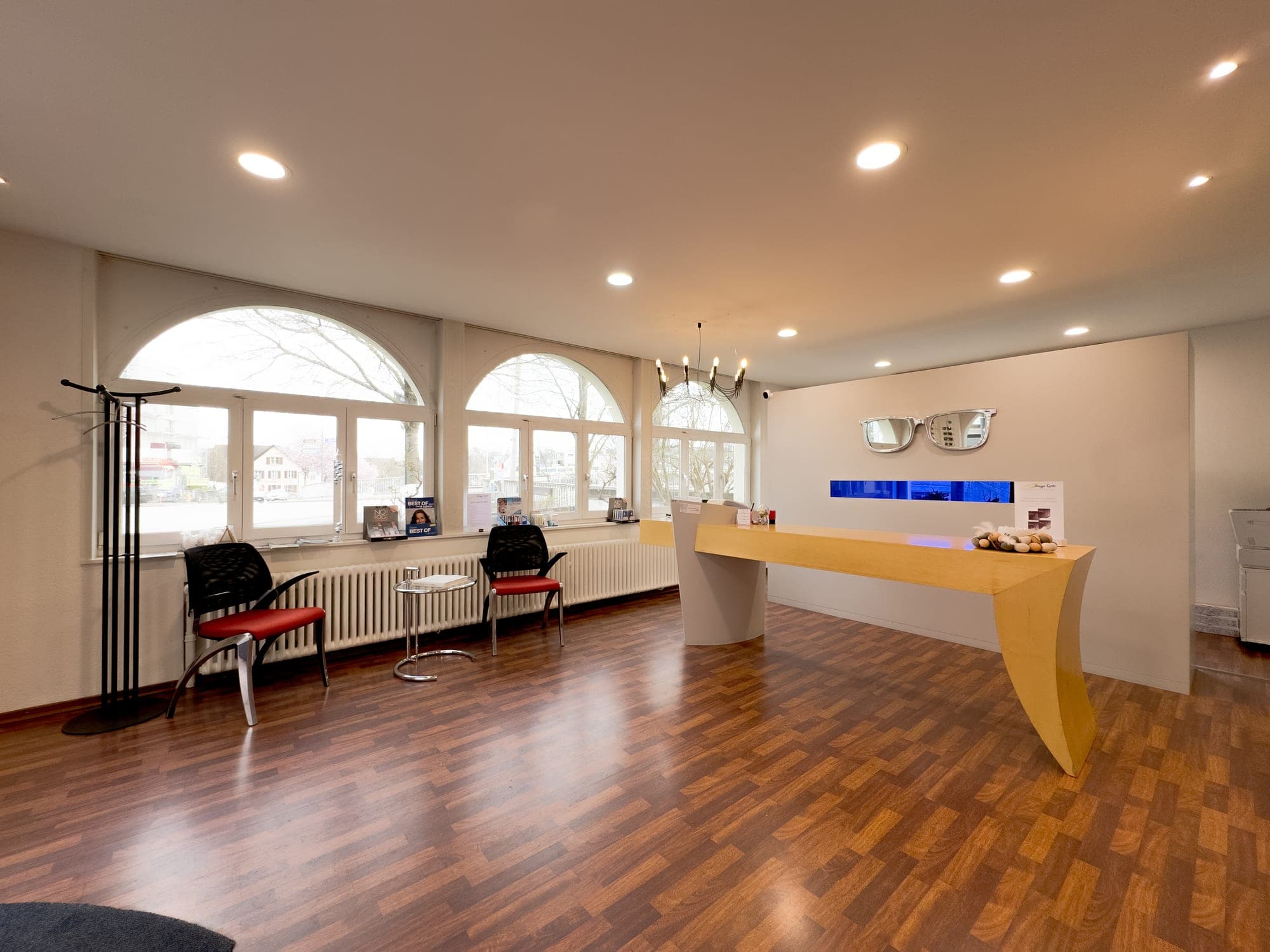 Empfangs- und Wartebereich von Brugge Optik in Adliswil, Zürich
